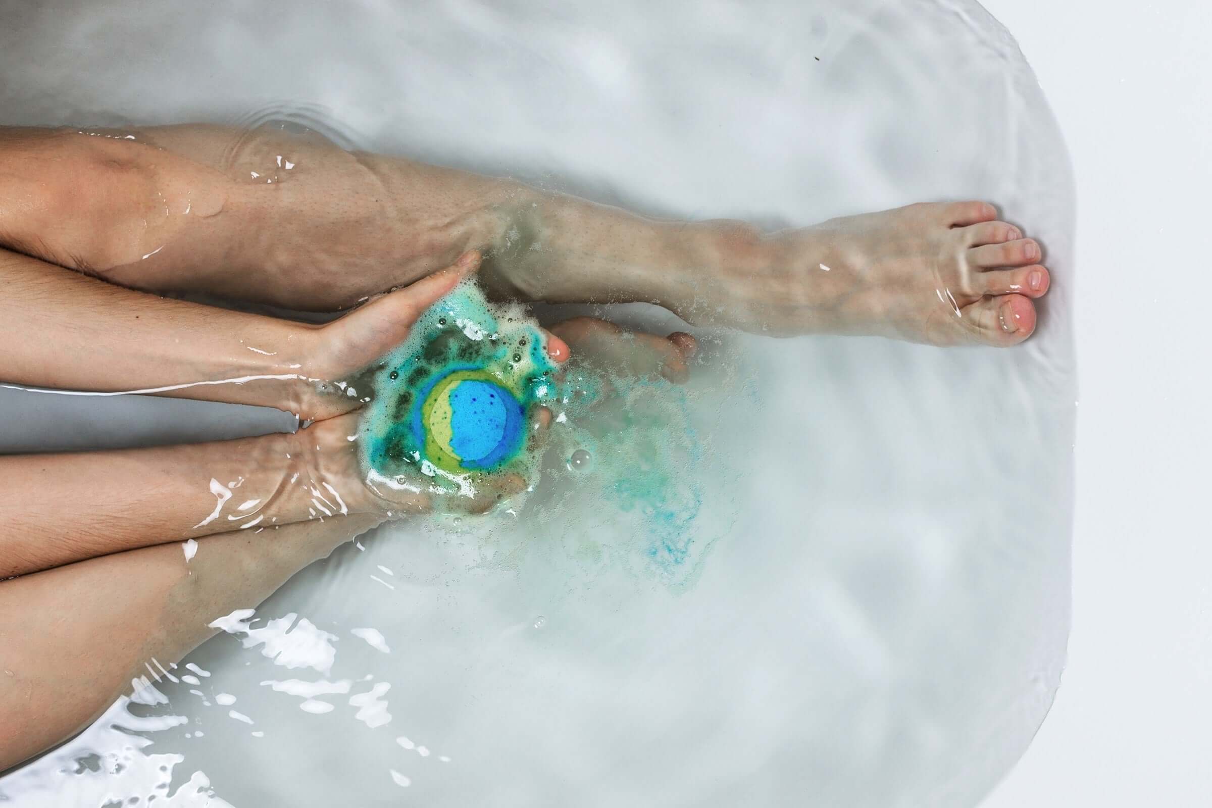 Tub Therapy | What is a moisturizing bath bomb? How to spot skin-friendly balls