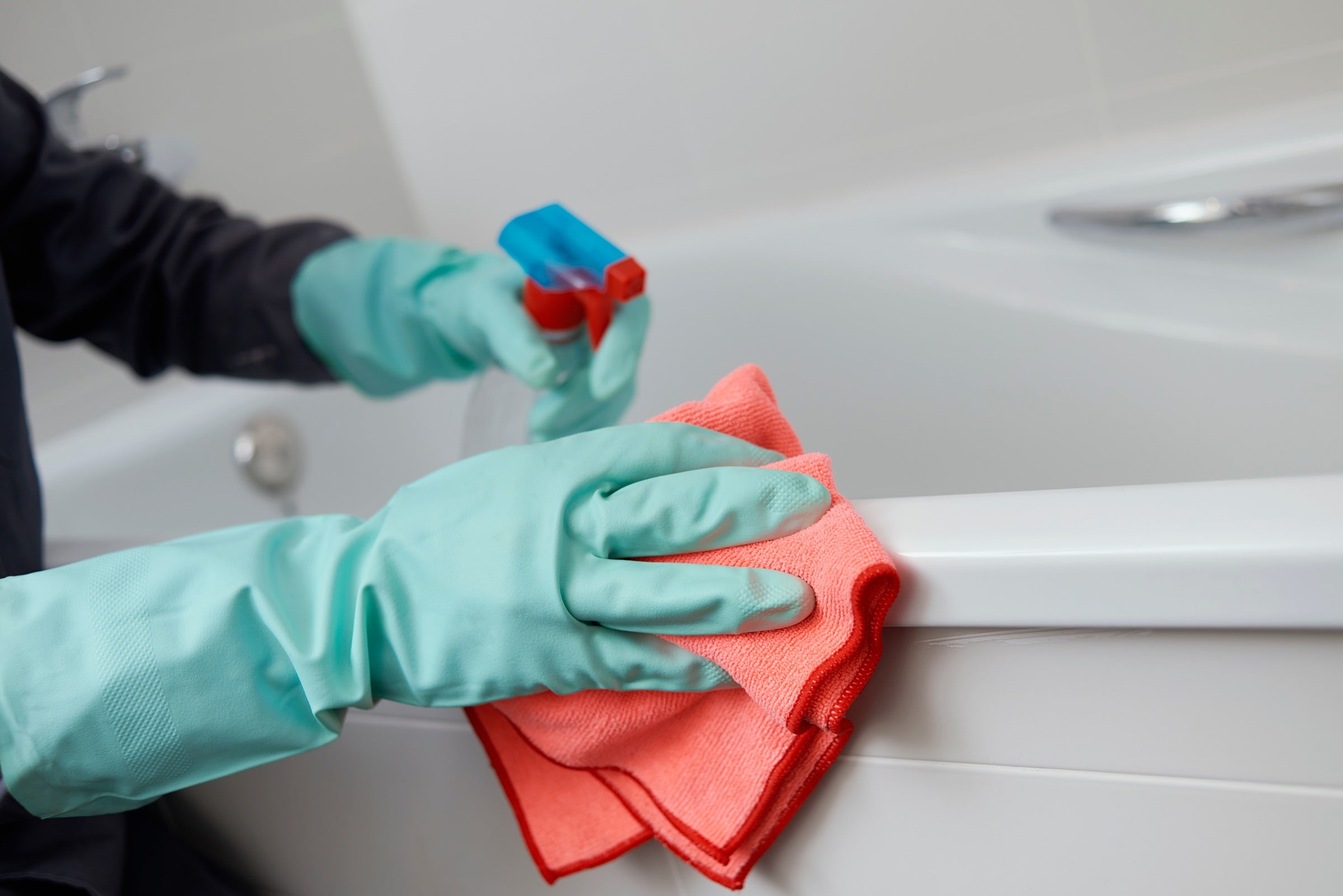 How to deep clean a bathtub: a ste=-by-step guide