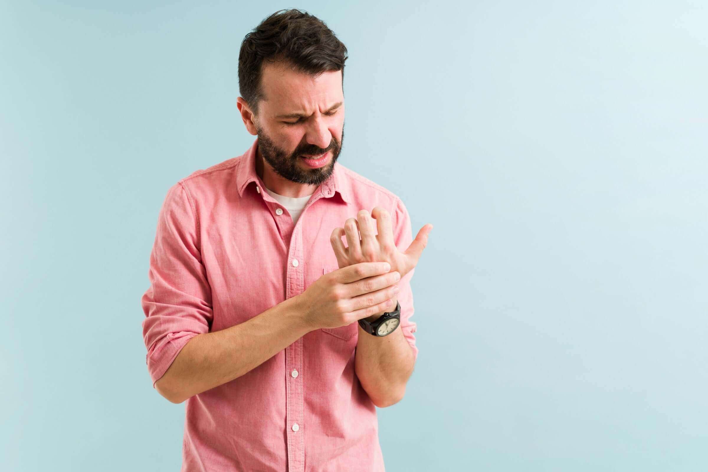 CBD and Carpal Tunnel: Your Guide to Natural Pain Relief | Tub Therapy