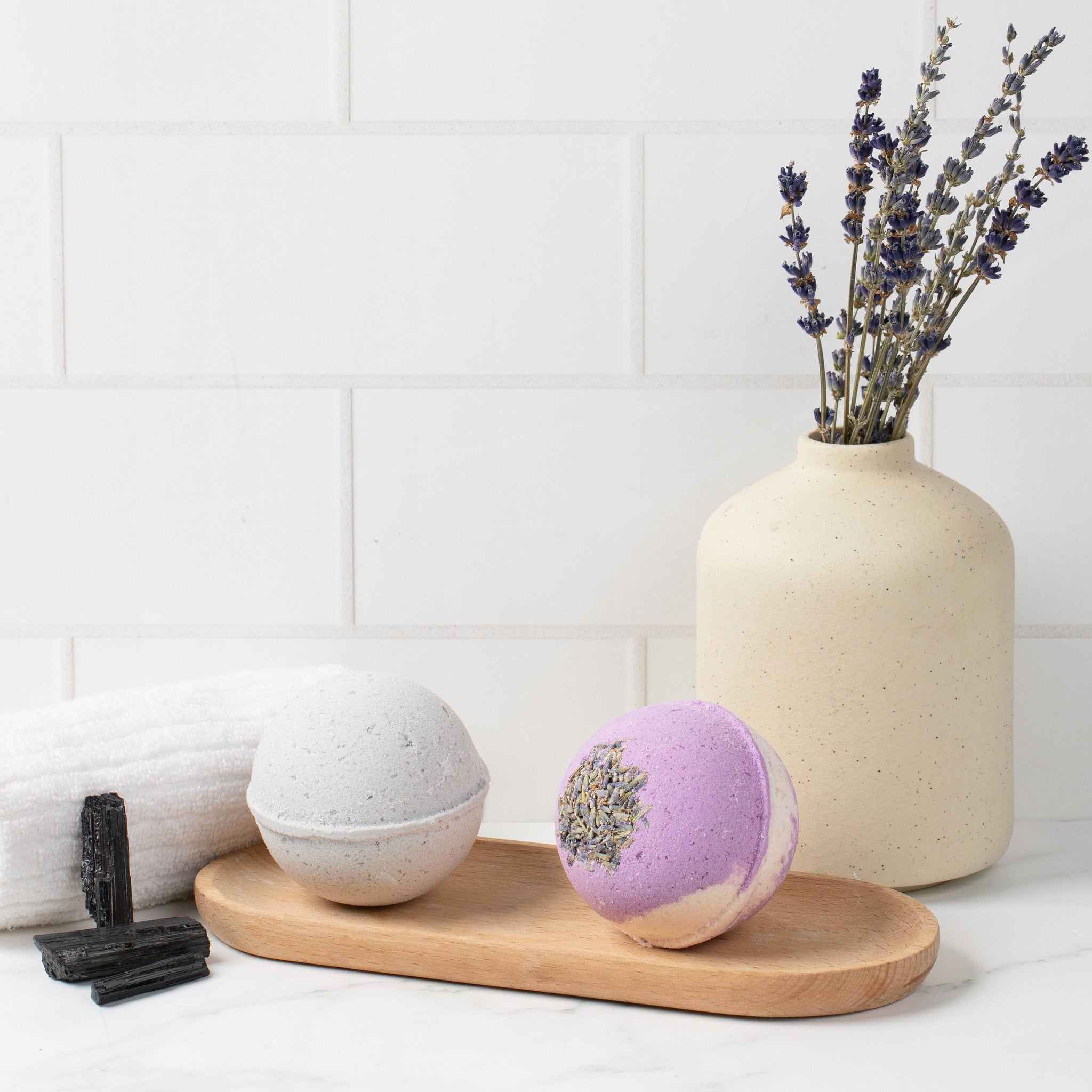 Soakshow CBD Bath Bomb in Jasmine & Charcoal